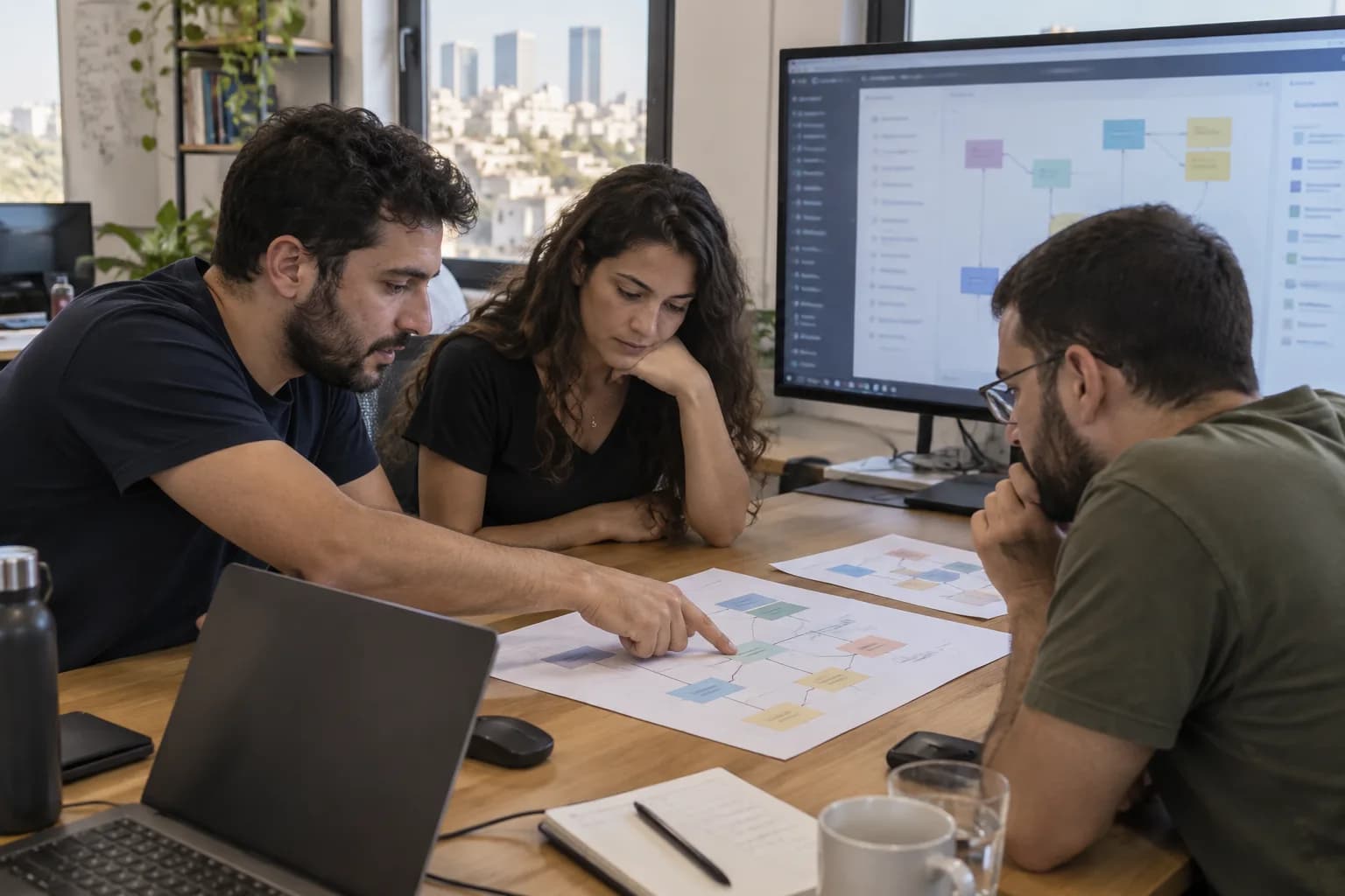 צוות פיתוח במשרד בישראל בוחן תרשימי קשרים בין מאגרי נתונים ארגוניים